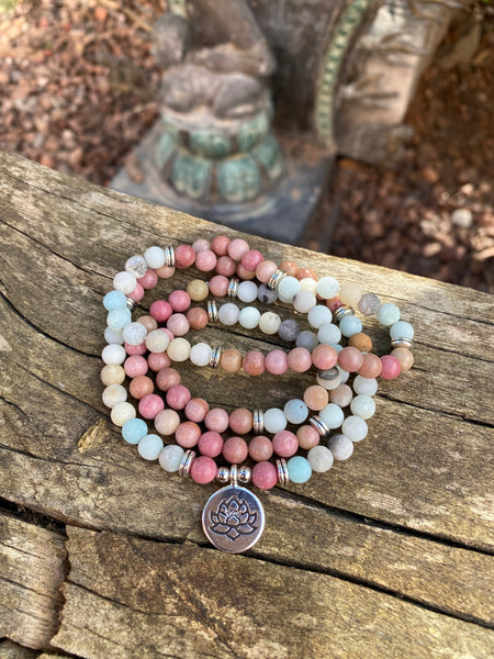 Bracelet Mala 108 perles en Amazonite, Rhodochrosite et médaille symbole fleur de Lotus