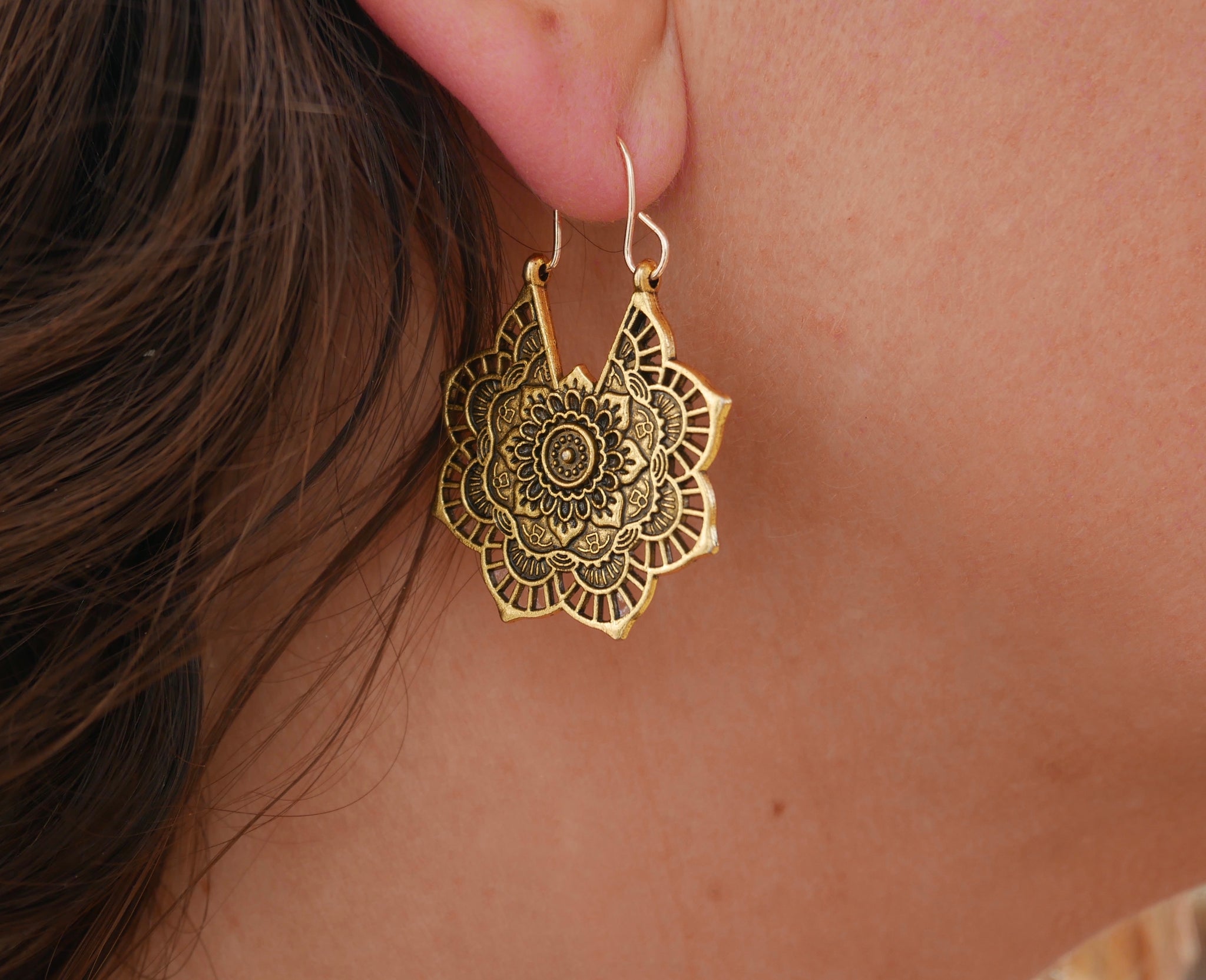 Boucles d'oreilles bohème orientale en dentelle dorée Lotus