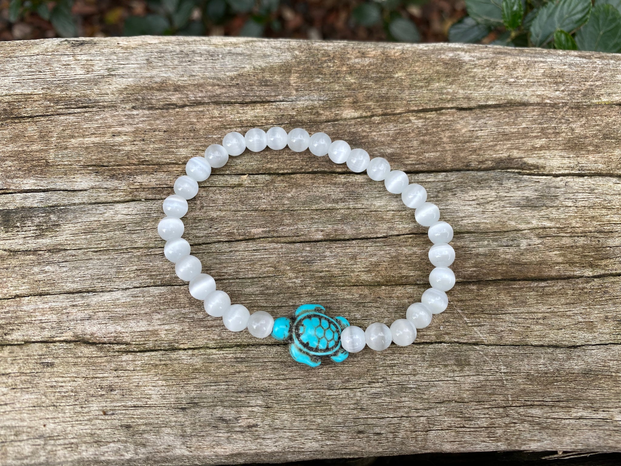 Bracelet élastique de Lithothérapie en Sélénite naturelle et tortue en Howlite