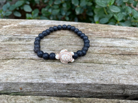 Bracelet élastique de Lithothérapie en pierre de lave naturelle et tortue en Howlite beige