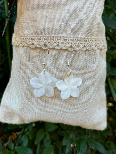 Boucles d'oreilles Fleur de Frangipanier en nacre, Made in France