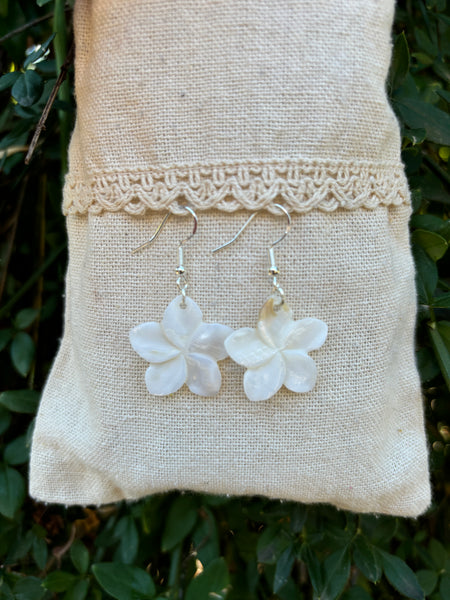 Boucles d'oreilles Fleur de Frangipanier en nacre, Made in France