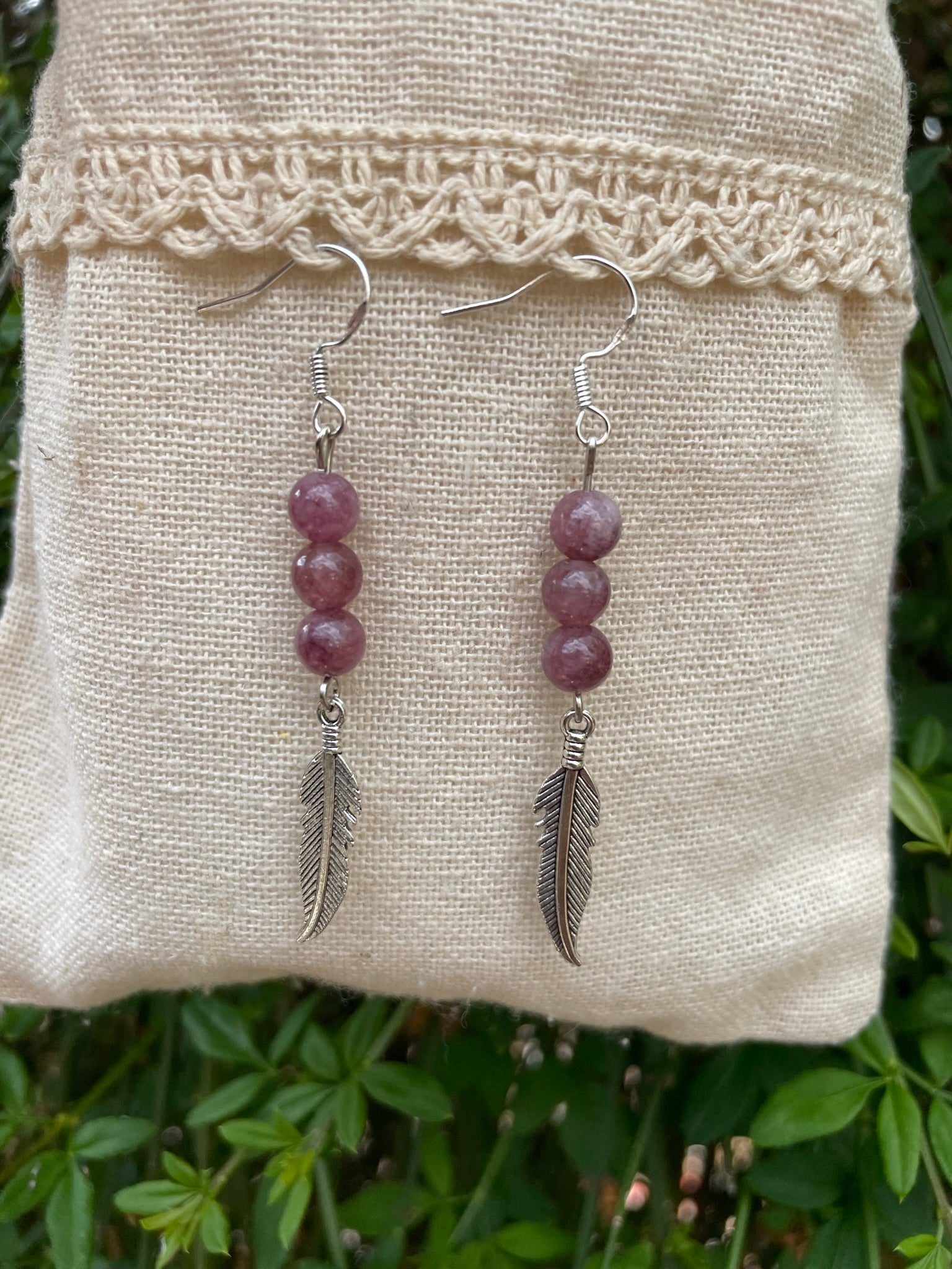 Boucles d'oreilles 3 perles en Lépidolite naturelle et breloque plume