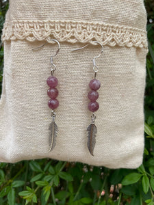 Boucles d'oreilles 3 perles en Lépidolite naturelle et breloque plume