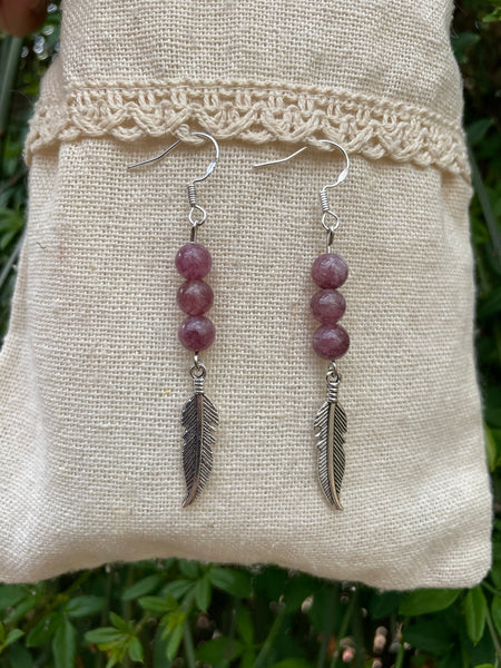 Boucles d'oreilles 3 perles en Lépidolite naturelle et breloque plume