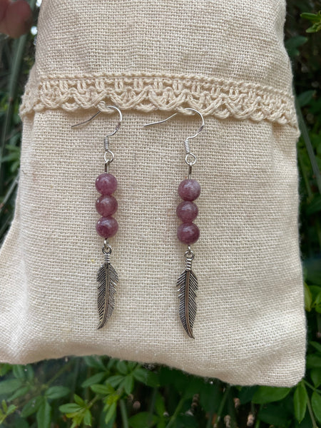 Boucles d'oreilles 3 perles en Lépidolite naturelle et breloque plume