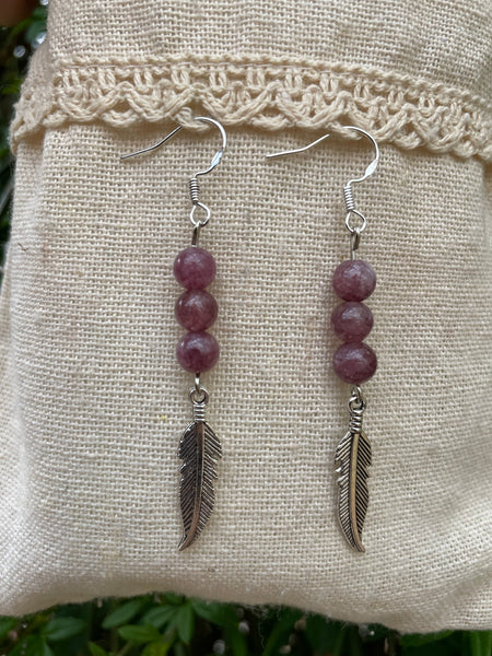 Boucles d'oreilles 3 perles en Lépidolite naturelle et breloque plume