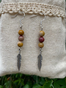 Boucles d'oreilles 3 boules en Jaspe Mokaïte ou Mookaite naturel et breloque plume