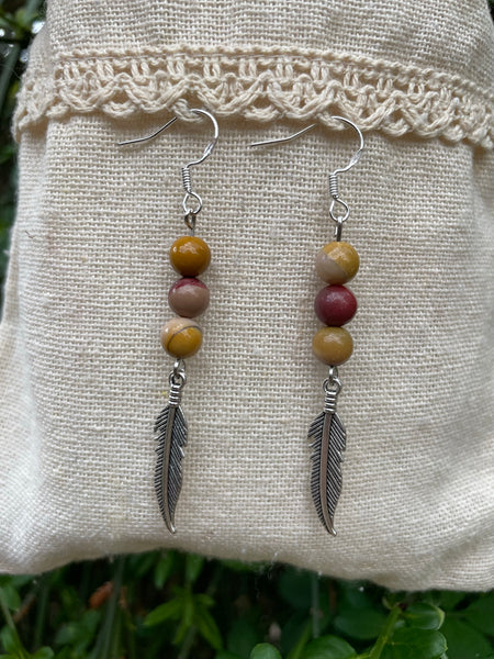 Boucles d'oreilles 3 boules en Jaspe Mokaïte ou Mookaite naturel et breloque plume