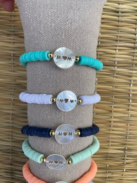 Bracelet élastique en perles Heishi et pièce de nacre MOM, Spécial Fête des Mères