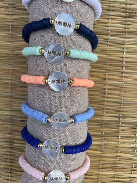 Bracelet élastique en perles Heishi et pièce de nacre MOM, Spécial Fête des Mères