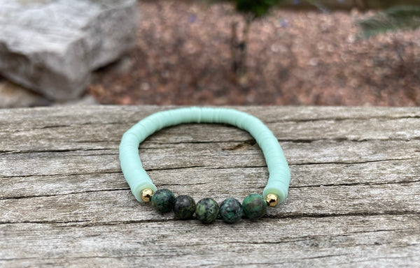Bracelet élastique de lithothérapie en Turquoise Africaine foncée et perles Heishi