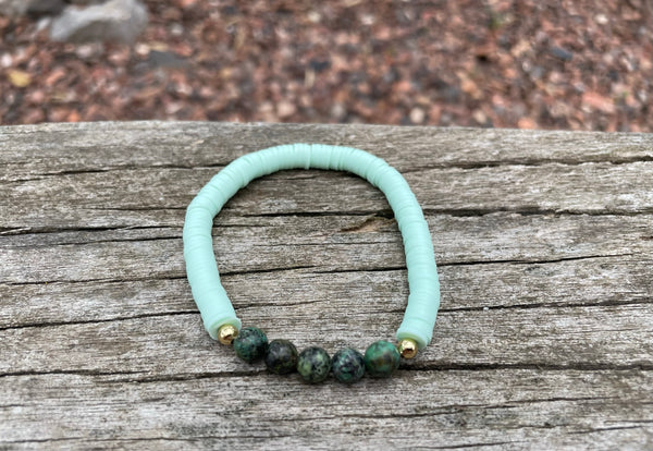 Bracelet élastique de lithothérapie en Turquoise Africaine foncée et perles Heishi