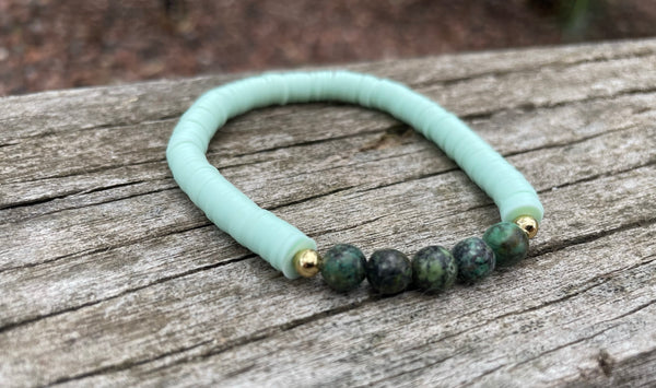 Bracelet élastique de lithothérapie en Turquoise Africaine foncée et perles Heishi