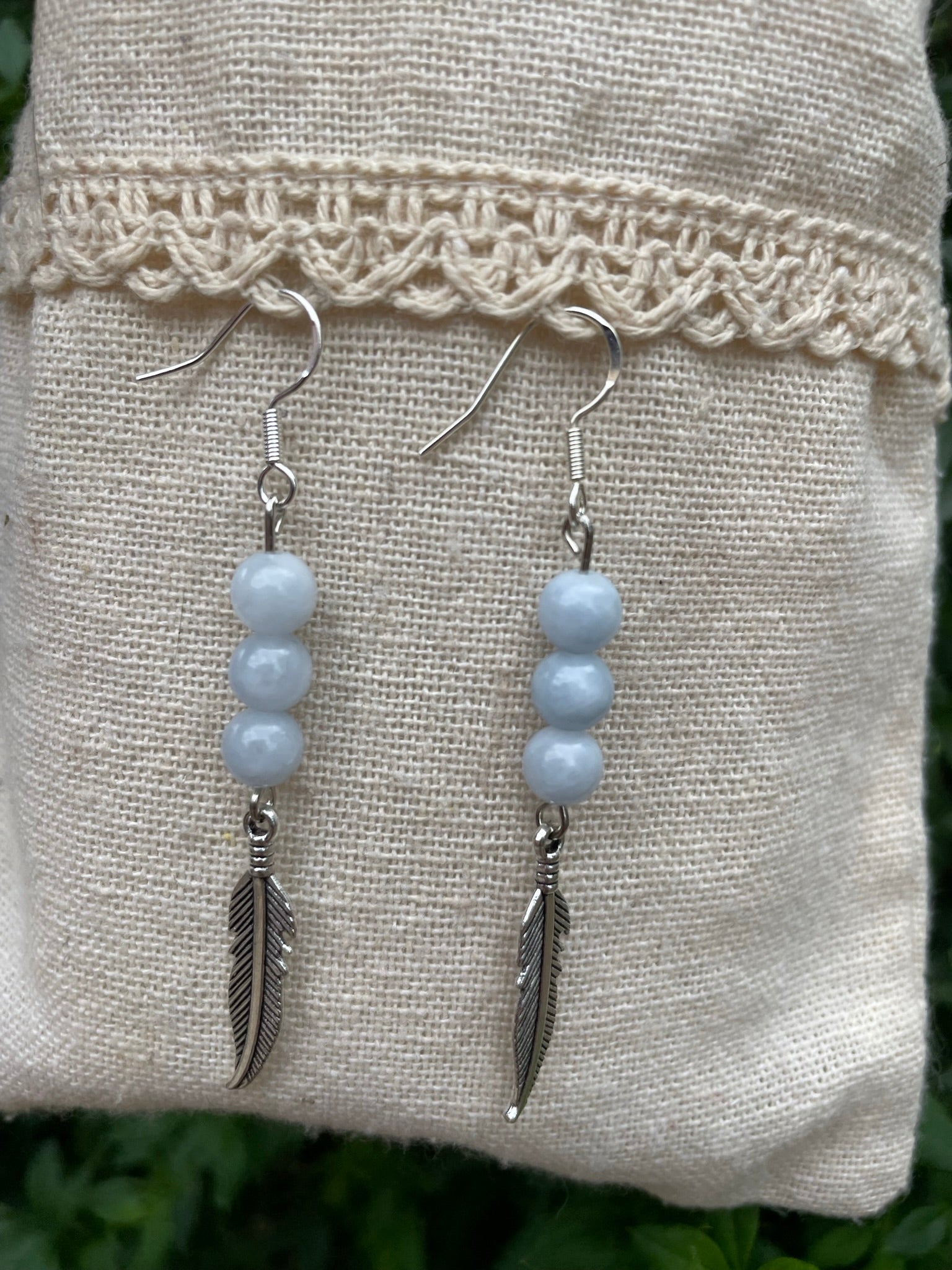 Boucles d'oreilles 3 perles en Aigue Marine naturelle et breloque plume, Made in France