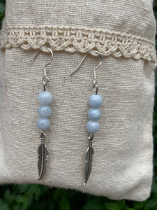 Boucles d'oreilles 3 perles en Aigue Marine naturelle et breloque plume, Made in France