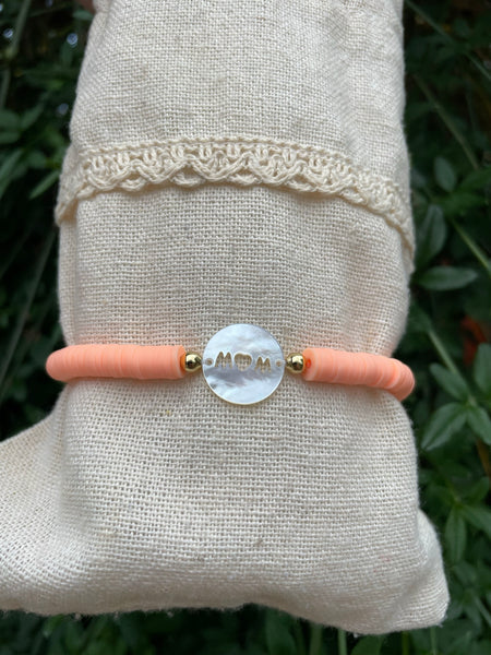 Bracelet élastique en perles Heishi et pièce de nacre MOM, Spécial Fête des Mères