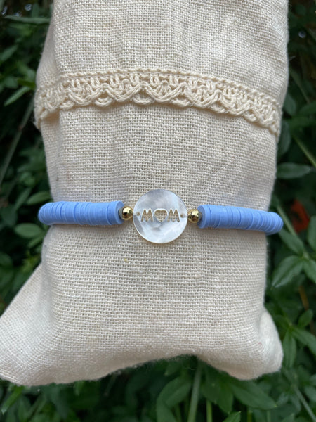 Bracelet élastique en perles Heishi et pièce de nacre MOM, Spécial Fête des Mères