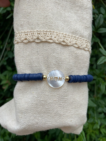 Bracelet élastique en perles Heishi et pièce de nacre MOM, Spécial Fête des Mères