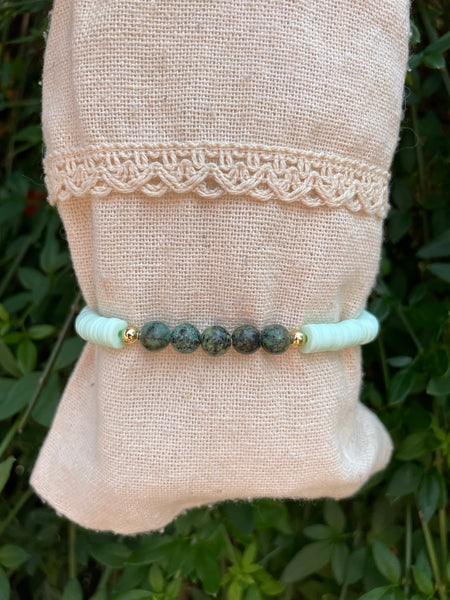 Bracelet élastique de lithothérapie en Turquoise Africaine foncée et perles Heishi