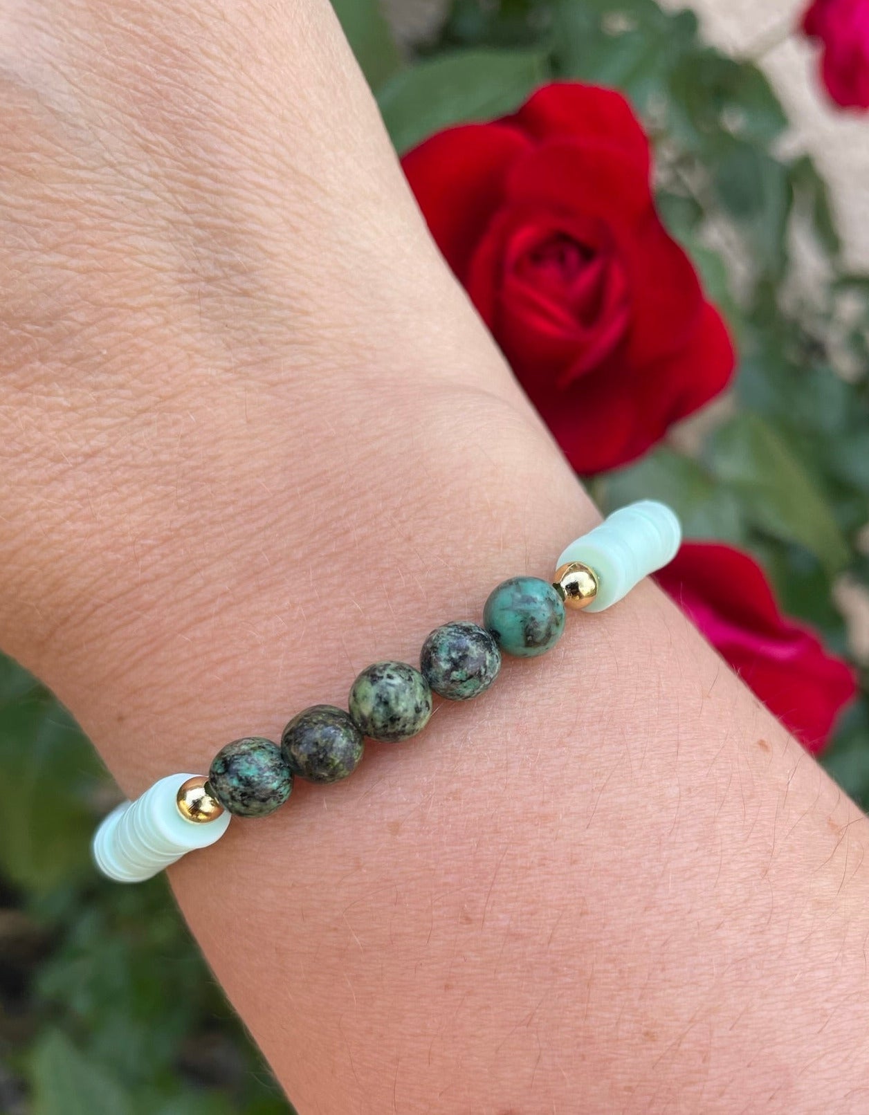 Bracelet élastique de lithothérapie en Turquoise Africaine foncée et perles Heishi