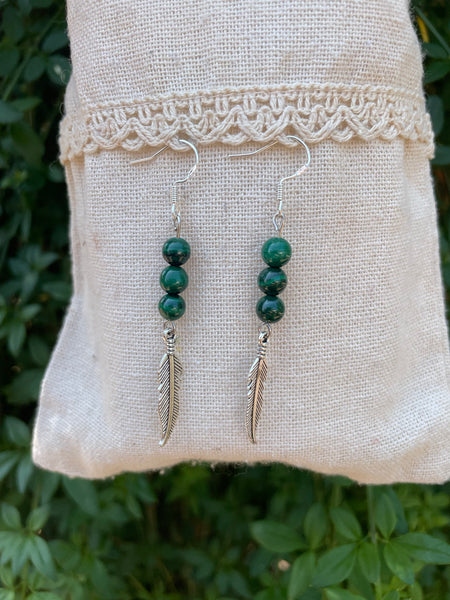 Boucles d'oreilles 3 perles en Malachite naturelle et breloque plume, Made in France
