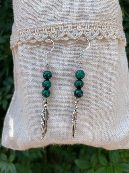 Boucles d'oreilles 3 perles en Malachite naturelle et breloque plume, Made in France