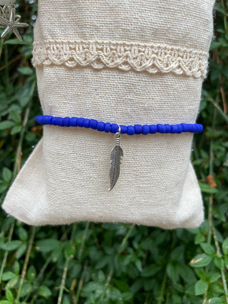 Chaîne de cheville en perles et breloque argentée