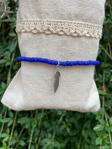 Chaîne de cheville en perles et breloque argentée