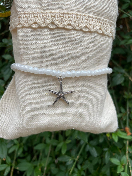 Chaîne de cheville en perles et breloque argentée