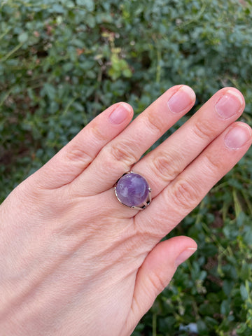 Bague réglable en Améthyste cabochon forme Ronde