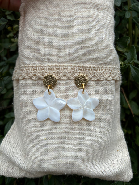 Boucles d'oreilles dorées, Fleur de Frangipanier en nacre, Made in France