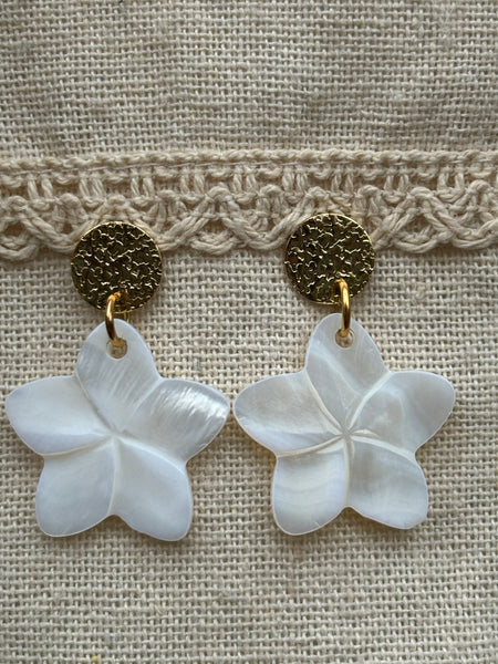 Boucles d'oreilles dorées, Fleur de Frangipanier en nacre, Made in France