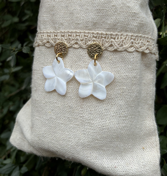 Boucles d'oreilles dorées, Fleur de Frangipanier en nacre, Made in France