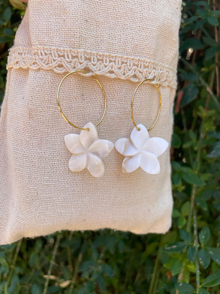 Boucles d'oreilles créoles dorées en nacre et fleur de Frangipanier