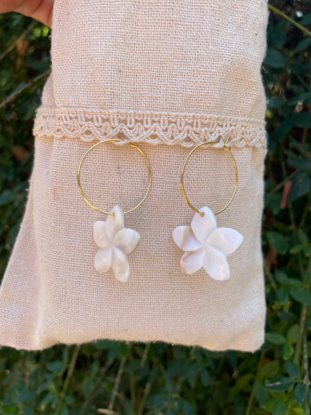 Boucles d'oreilles créoles dorées en nacre et fleur de Frangipanier