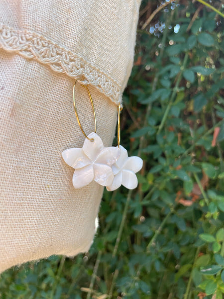 Boucles d'oreilles créoles dorées en nacre et fleur de Frangipanier