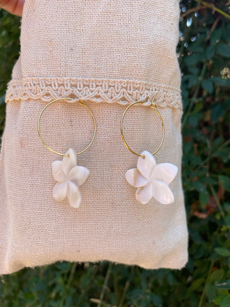 Boucles d'oreilles créoles dorées en nacre et fleur de Frangipanier