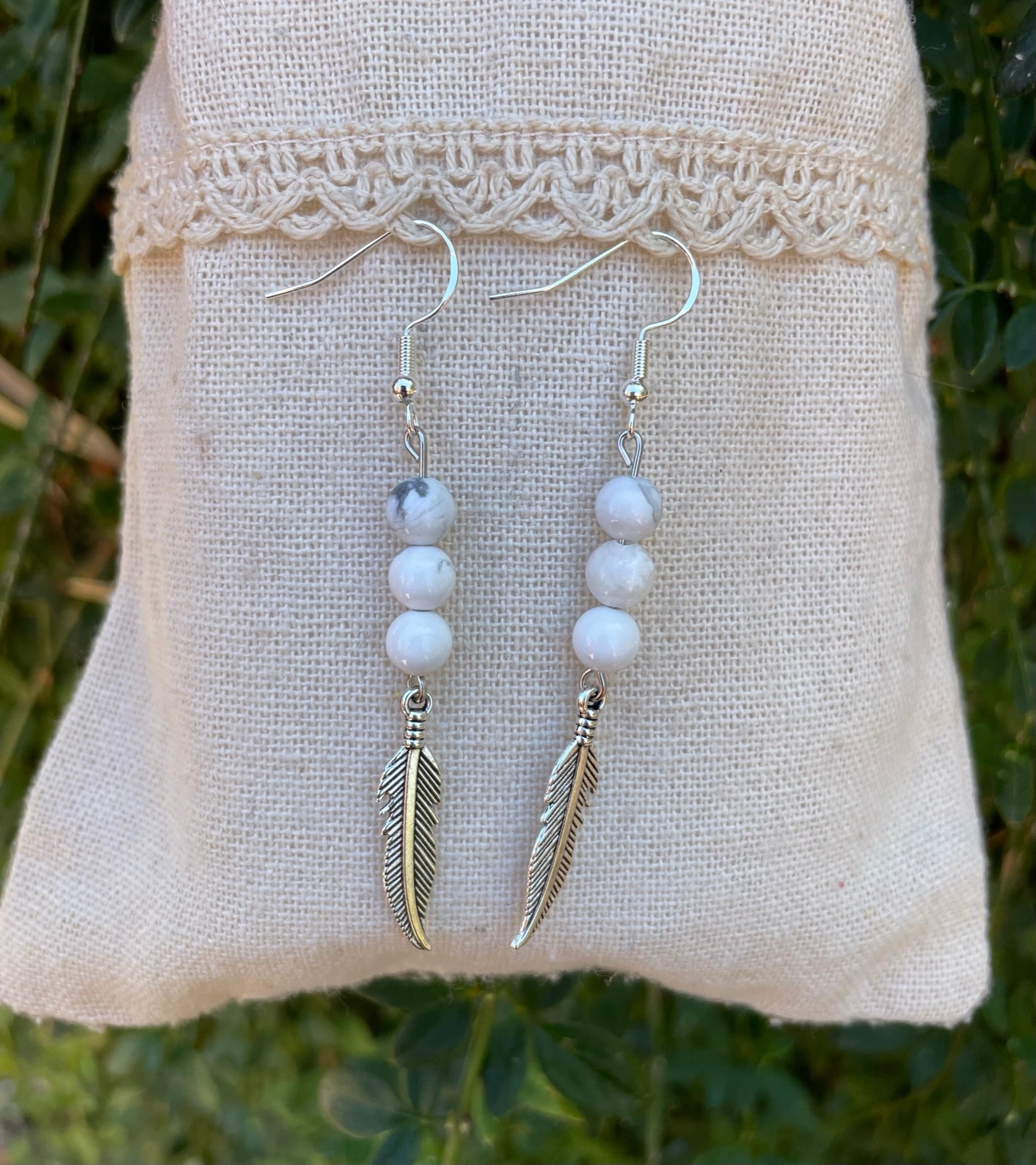 Boucles d'oreilles 3 perles en Howlite naturelle et breloque plume, Made in France