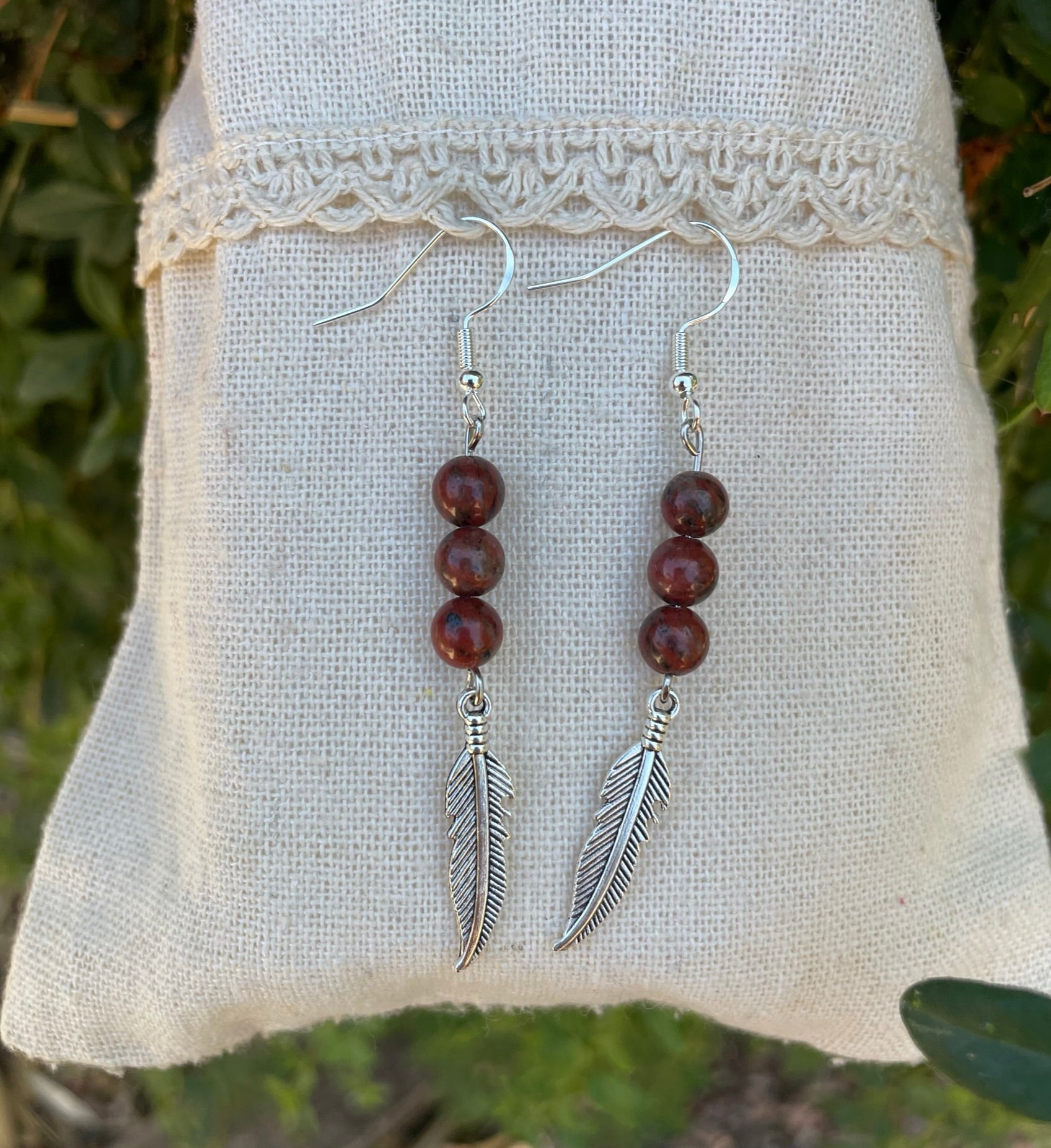 Boucles d'oreilles 3 perles en Jaspe Rouge naturelle et breloque plume, Made in France