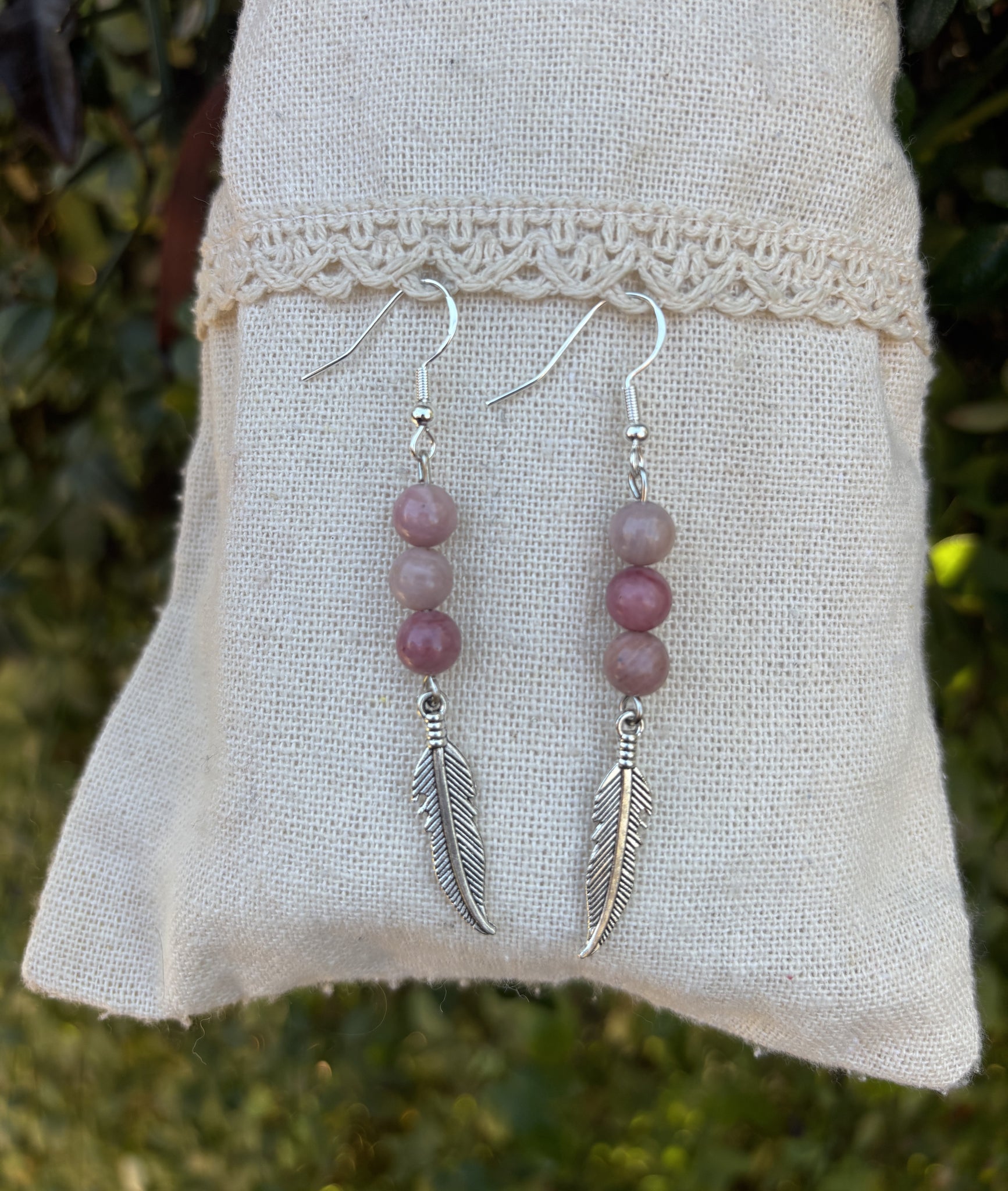 Boucles d'oreilles 3 perles en Rhodochrosite naturelle et breloque plume, Made in France