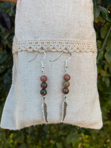 Boucles d'oreilles 3 perles en Unakite naturelle et breloque plume, Made in France