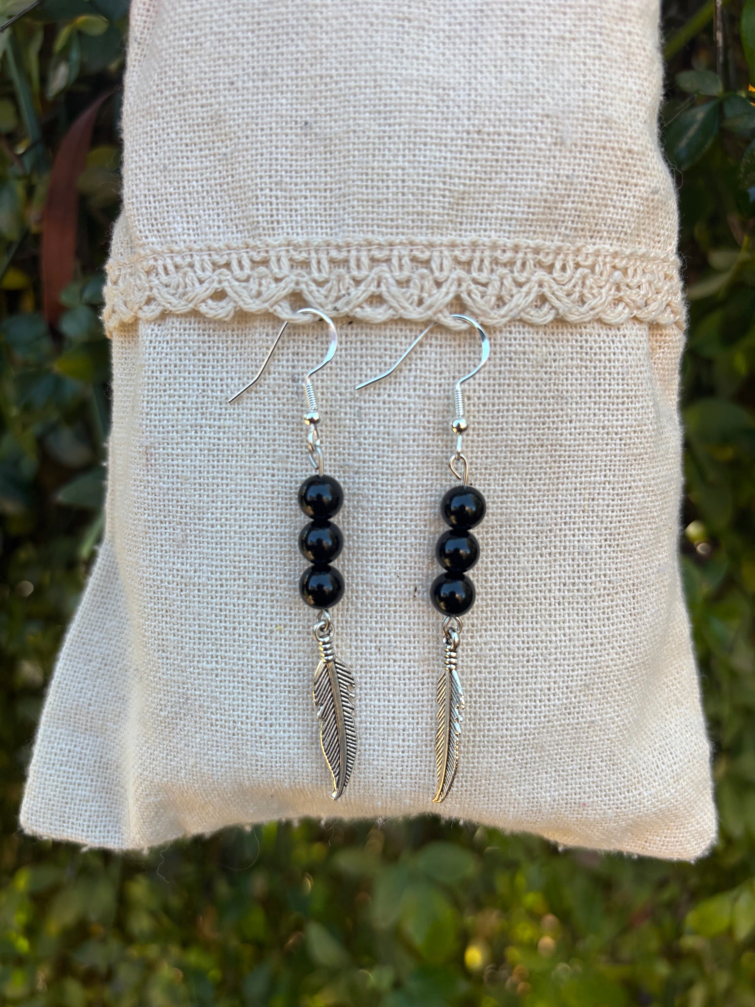 Boucles d'oreilles 3 perles en Onyx/ Agate noire naturelle et breloque plume, Made in France