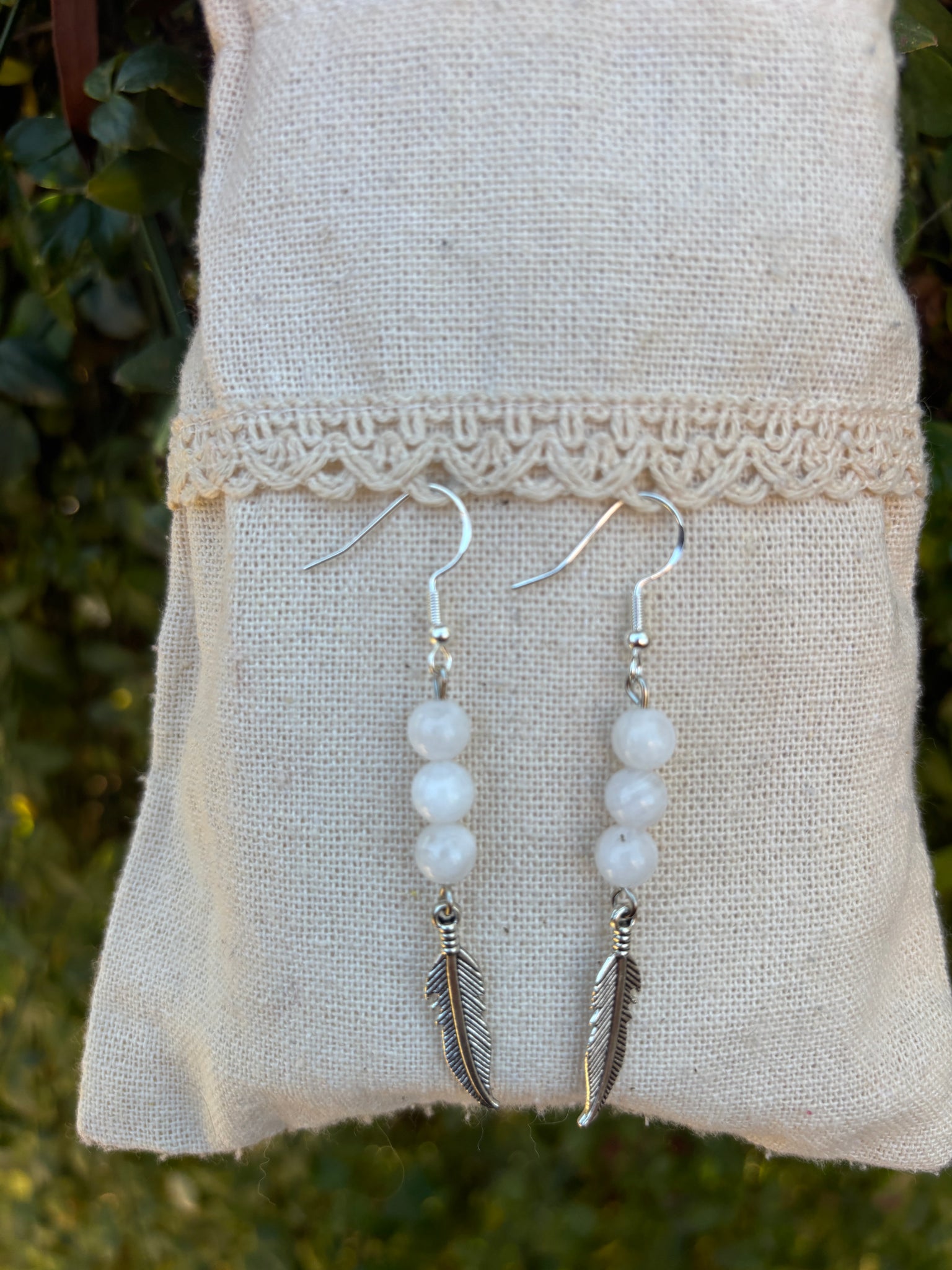 Boucles d'oreilles 3 perles en Pierre de Lune naturelle et breloque plume, Made in France