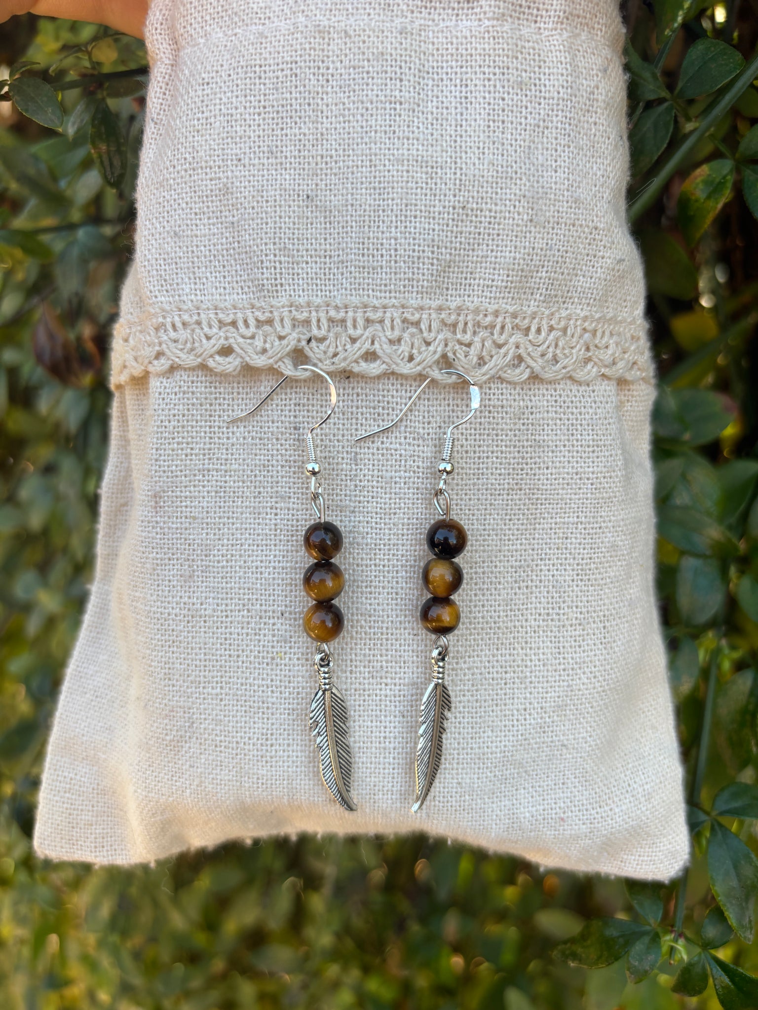 Boucles d'oreilles 3 perles en Oeil de Tigre naturel et breloque plume, Made in France