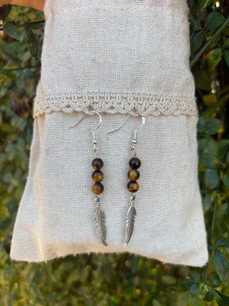 Boucles d'oreilles 3 perles en Oeil de Tigre naturel et breloque plume, Made in France