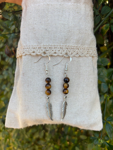 Boucles d'oreilles 3 perles en Oeil de Tigre naturel et breloque plume, Made in France
