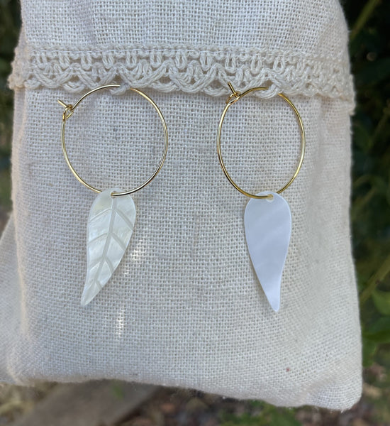 Boucles d'oreilles créoles et feuille en nacre, Made in France
