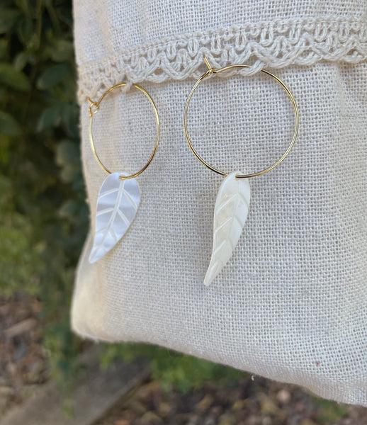 Boucles d'oreilles créoles et feuille en nacre, Made in France