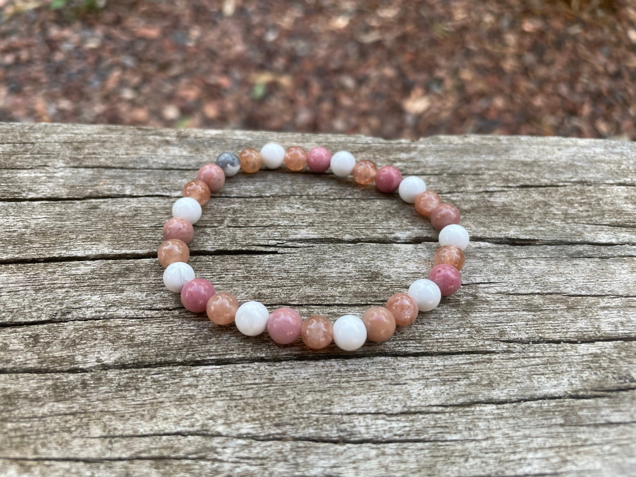 Bracelet élastique de Lithothérapie en Rhodochrosite, pierre du soleil et Howlite Blanche, Made in France